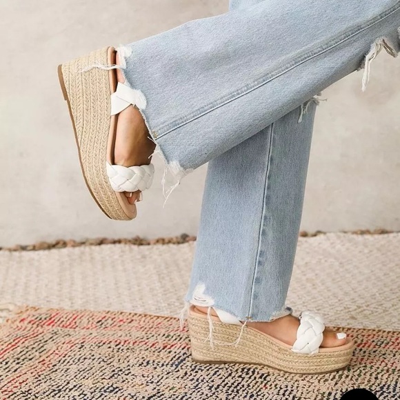 Qupid Caleb Flatform Sandal White Wedges Size 6.5 from Buckle - Picture 1 of 6